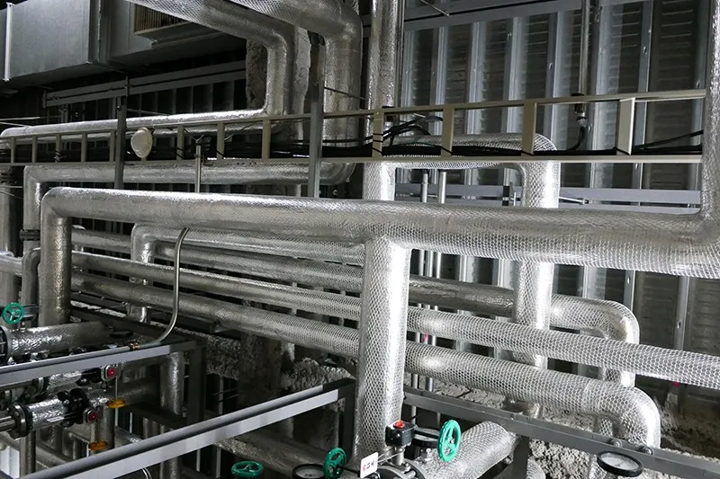 温かさを保つ配管の保温工事を実施
